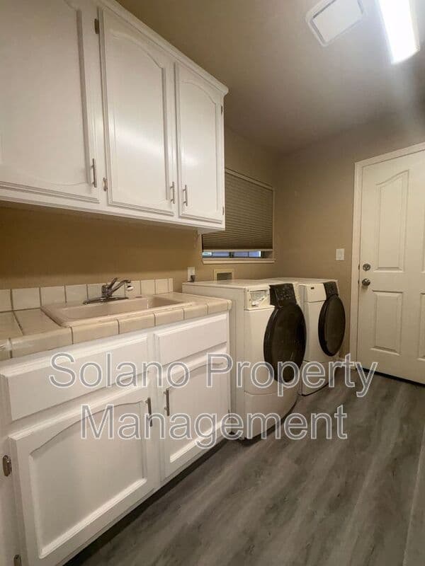 Fairfield House: 3426 Glen Ellen Dr