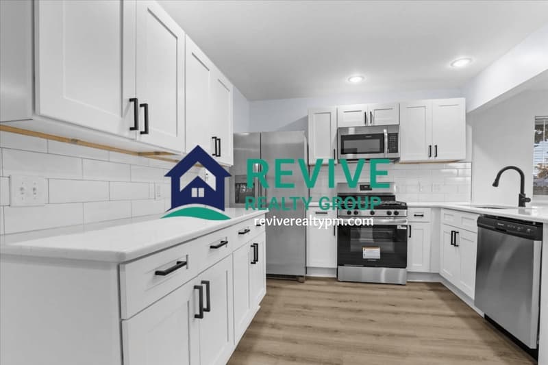 Roseville House: 28059 Floral Street