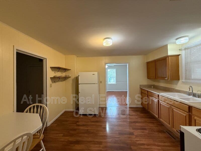 Springfield House: 1044 W Windy Ridge Lane
