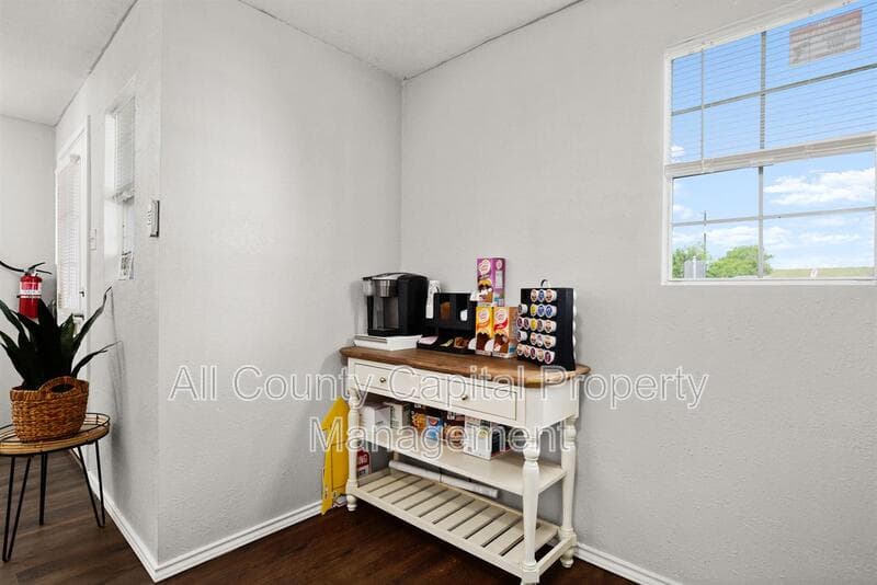 Lockhart House: 4889 North Hwy #183