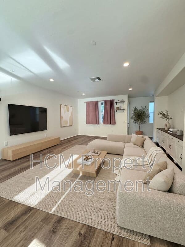 Santa Ana House: 120 S Pacific Ave