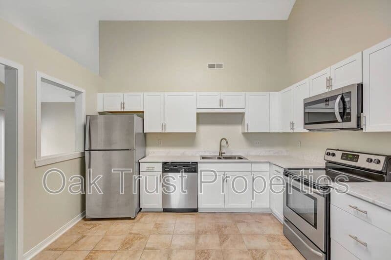 Charleston House: 1755 River Front Drive
