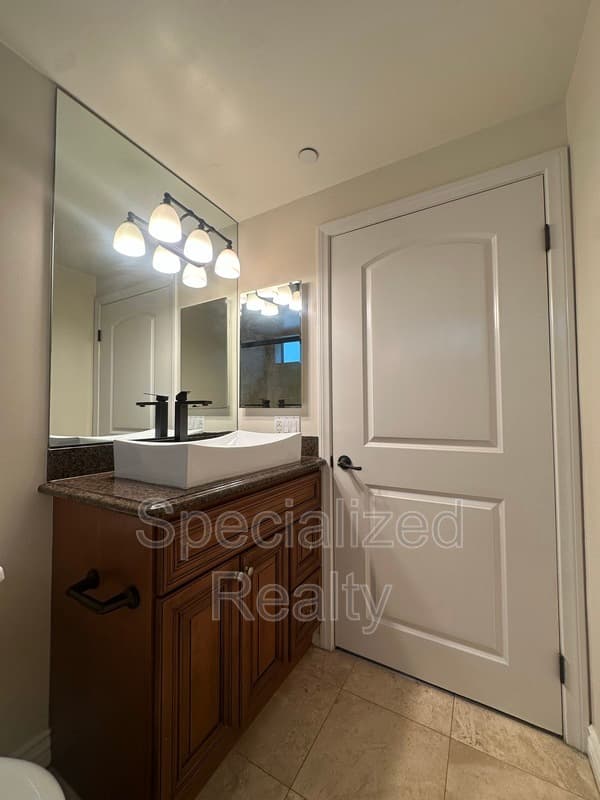 North Hollywood Condo: 10921 Whipple Street