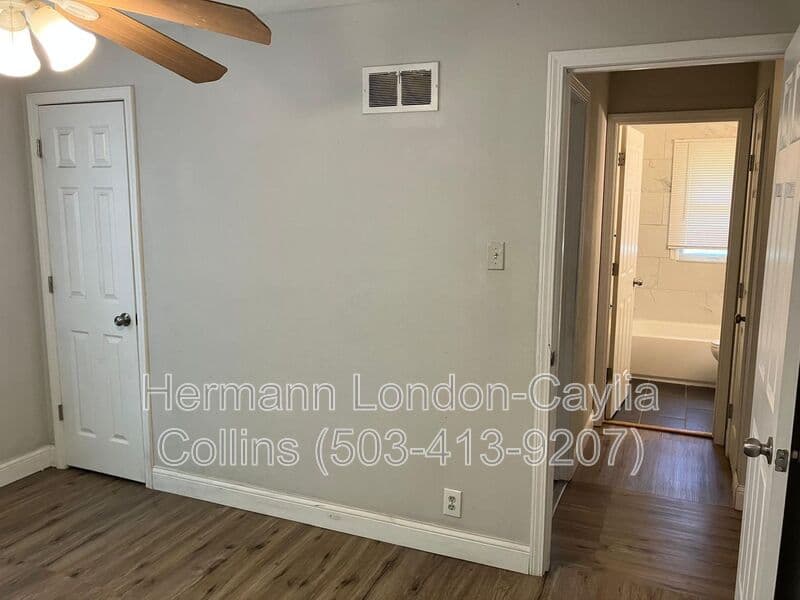 St Louis House: 10072 Ashbrook Dr