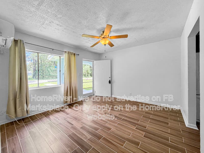 Jacksonville House: 5747 Antoinette Ln
