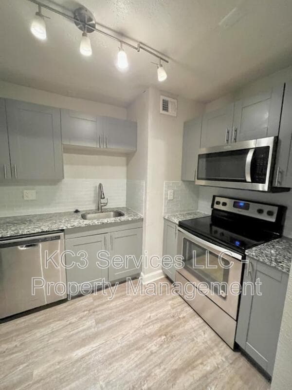 Kansas City House: 3710 Wyandotte St