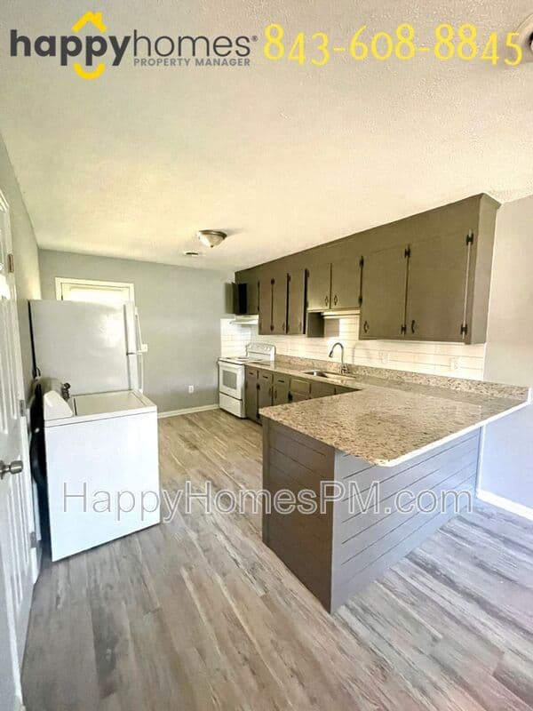 Charleston House: 1559 Brookbank Avenue