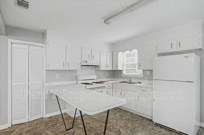 Savannah House: 2619-A Livingston Ave.