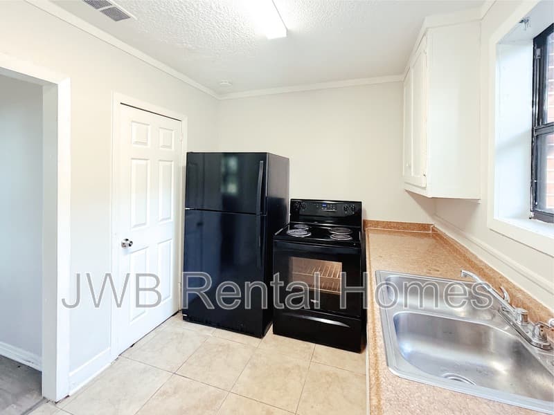 Jacksonville House: 2744 Broadway Ave
