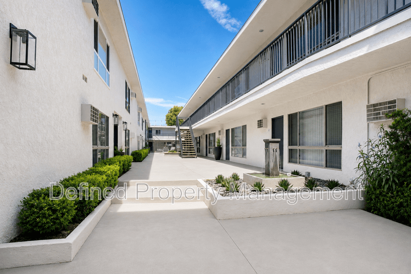 Tarzana House: 5919 Reseda Blvd 48