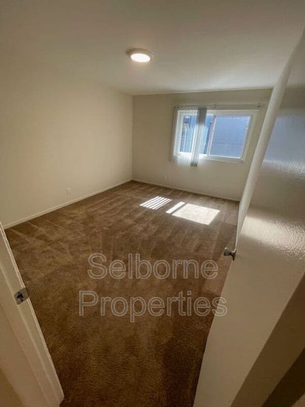 Oakland House: 407 Fairmount Ave