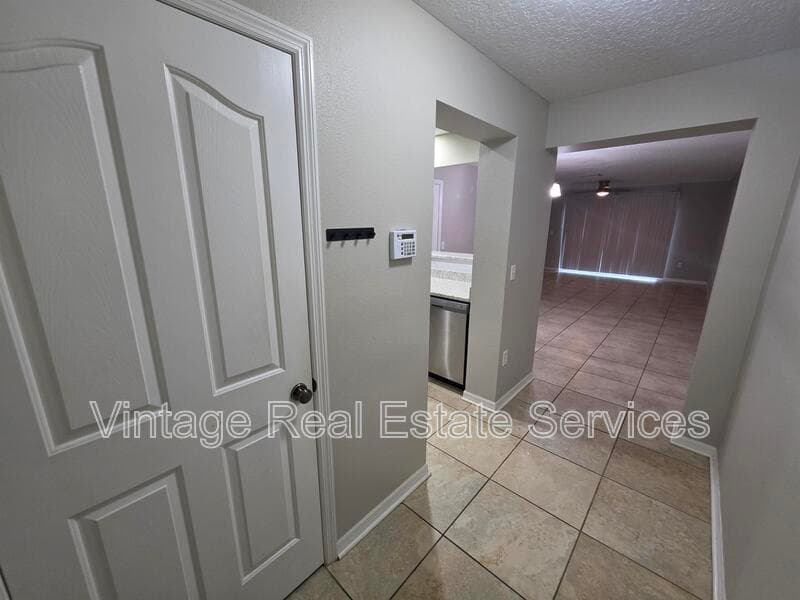 Tampa House: 8110 Silent Creek Dr