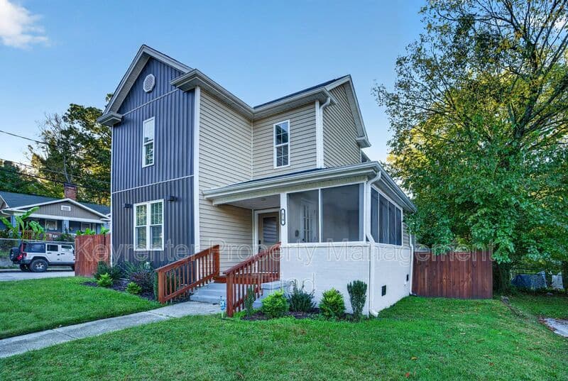 Greensboro House: 814 Douglas St