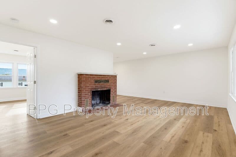 Woodstock Condo: 204 N Muhlenberg St