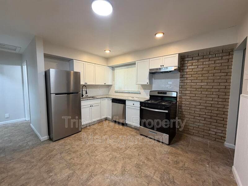 SAINT LOUIS House: 1439 WIDEFIELDS LN