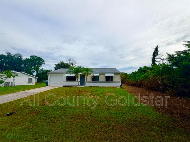 Port Charlotte House: 1150 Le Mars Ave