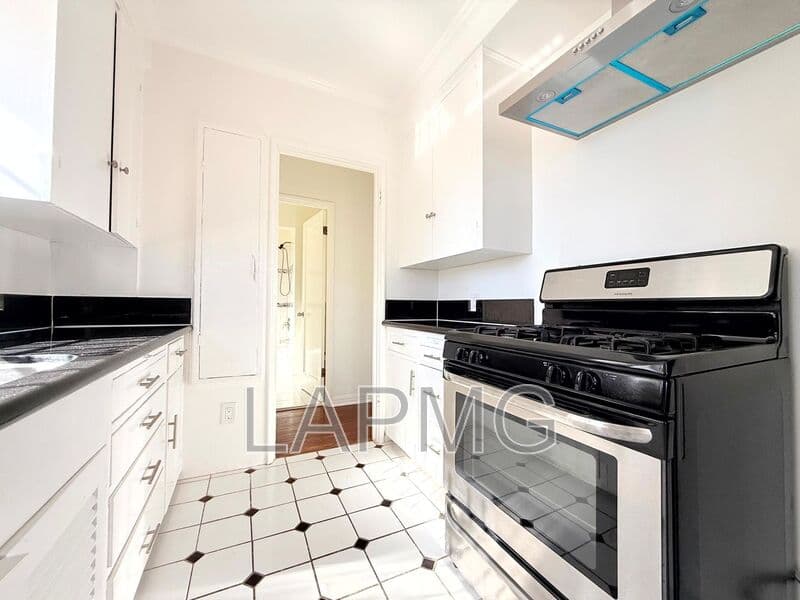 Los Angeles House: 3919 W. 8th Street