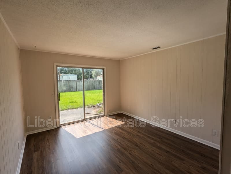 Hinesville Condo: 979 Live Oak Dr