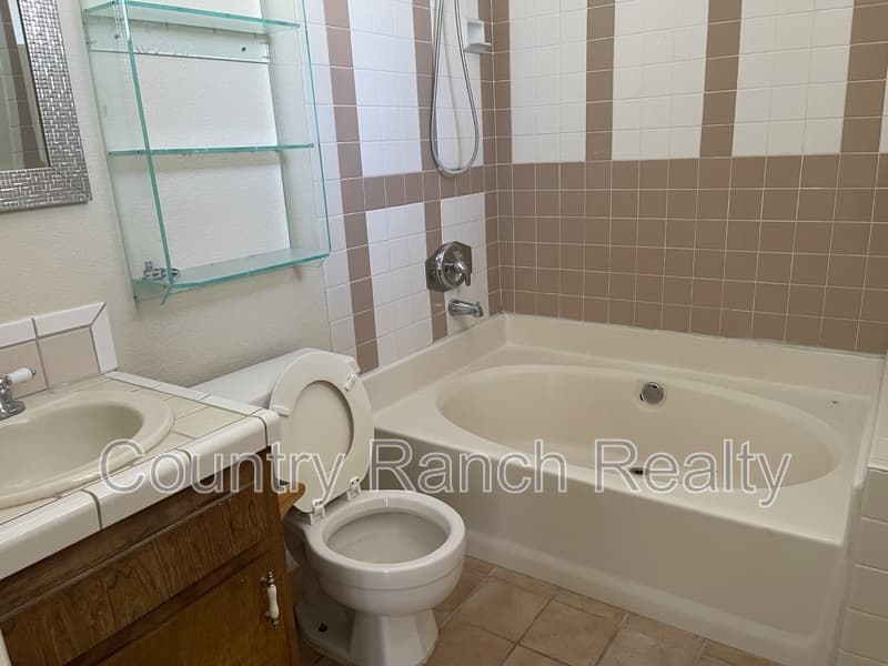 Fort Mohave House: 4274 El Toro Drive