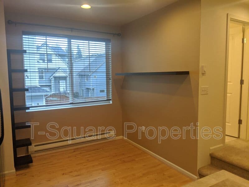Everett House: 216 126th St SE B