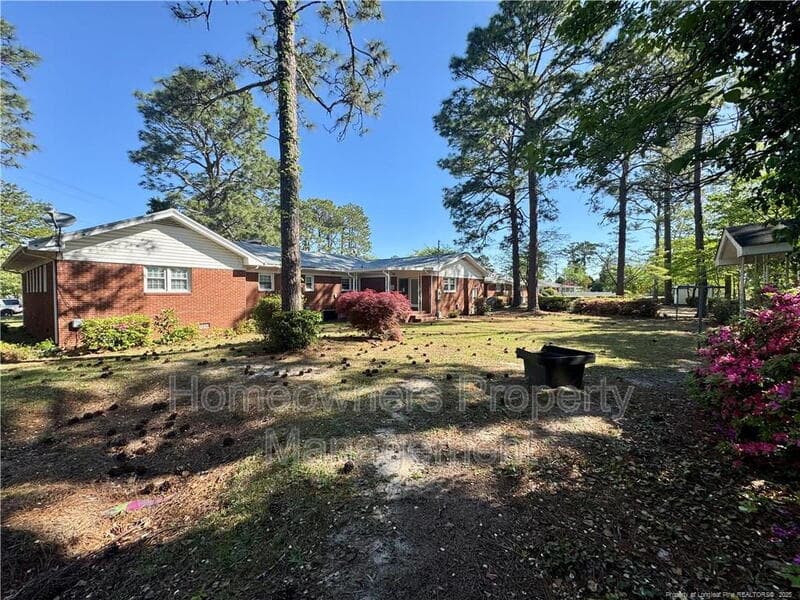 Spring Lake House: 400 Harrill Cir