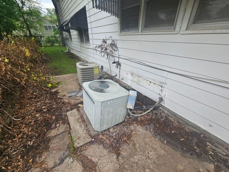 Kansas City House: 800 E 75th Terrace