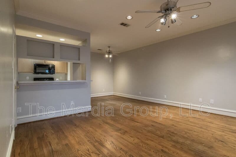 Garland House: 3904 Brandon Park Dr