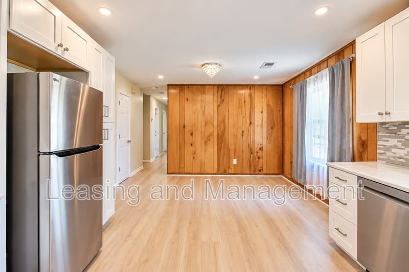 Charleston House: 305 Millcreek Drive