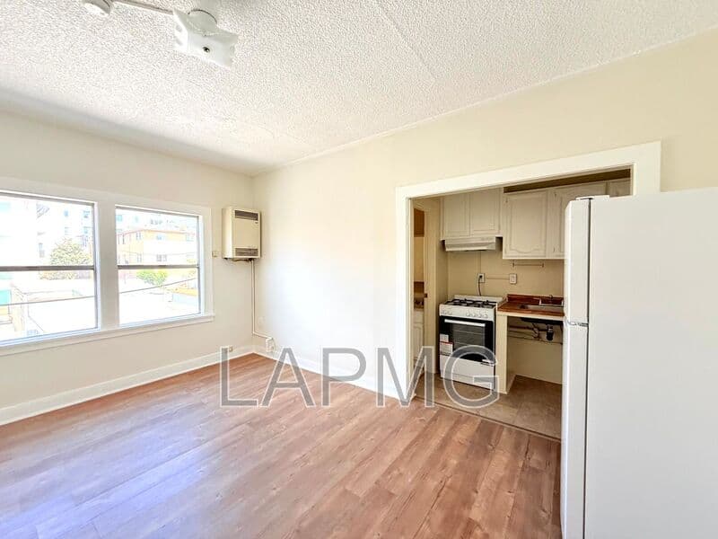 Los Angeles House: 1614 N. Kenmore Avenue
