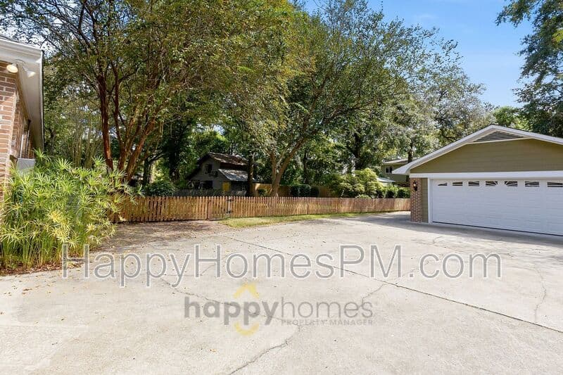 Summerville House: 917 South Main Street