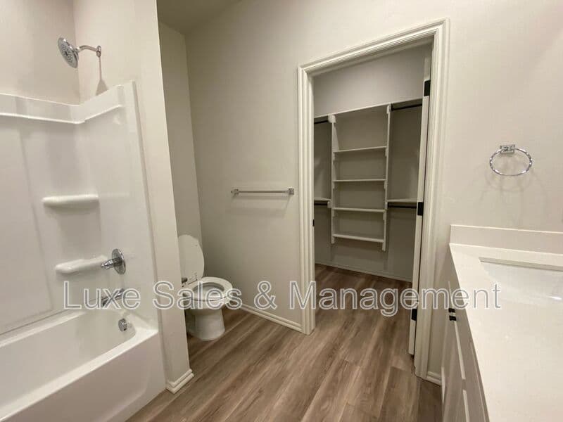 Okahoma City House: 8000 NW 110th Dr