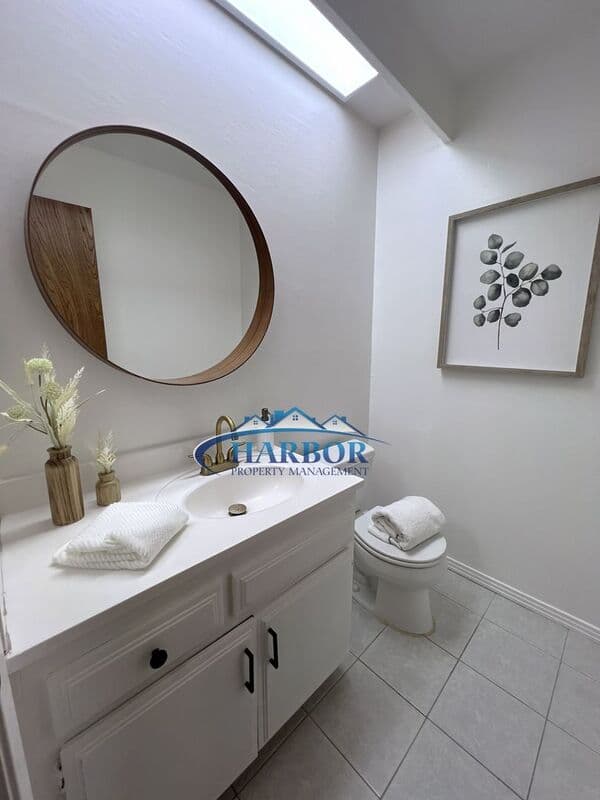 Hawthorne Townhome: 14468 Yukon Avenue