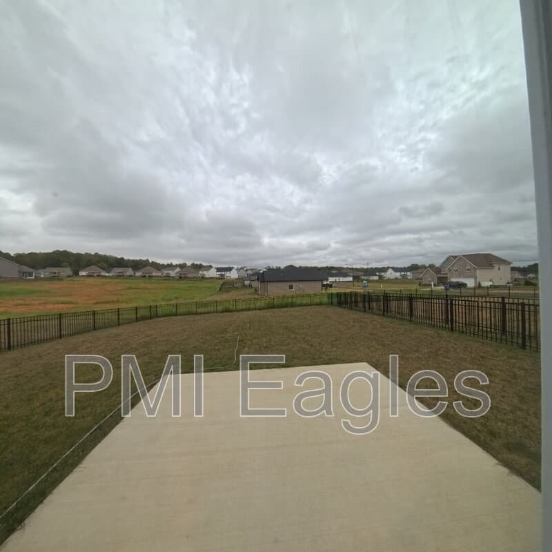 Clarksville House: 827 Moray Lane