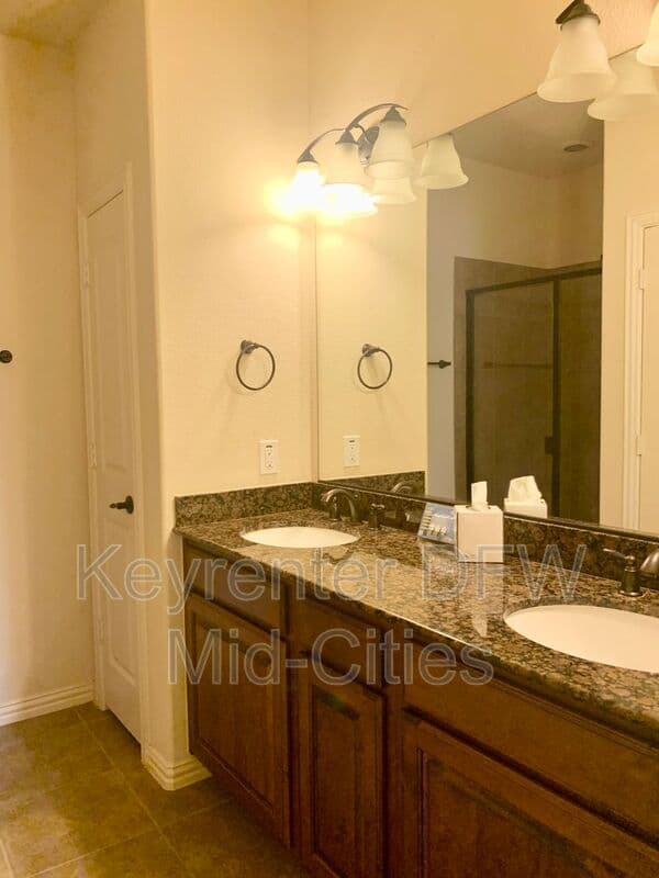 Irving House: 6463 Las Colinas Blvd