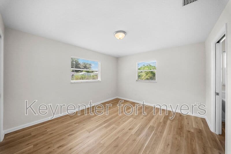 FORT MYERS House: 13049 FOURTH ST