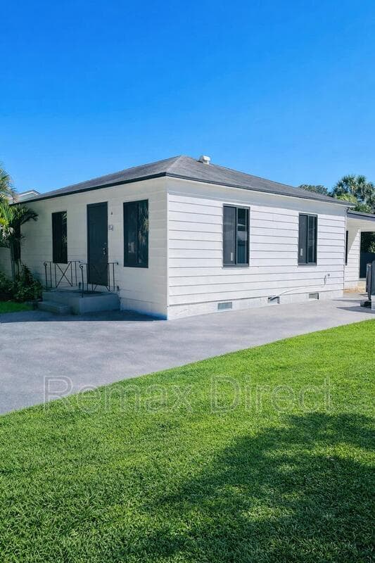 WEST PALM BEACH House: 824 Winters Street