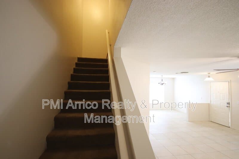 Tampa Townhome: 7430 E Bank Dr