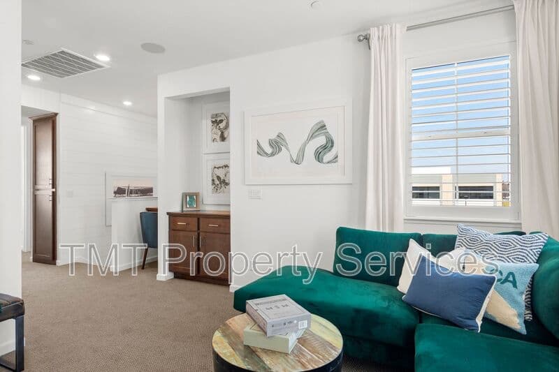 Sacramento Townhome: 31 Advantage Court