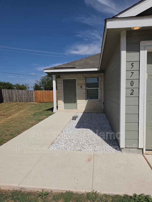 Von Ormy House: 5702 Repeating Wy