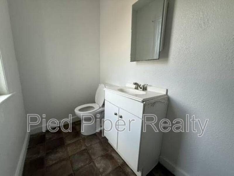Freeport House: 401 E Wyandotte St