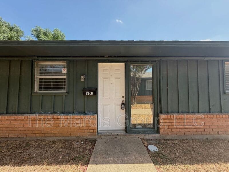Irving House: 901 Redbird Dr