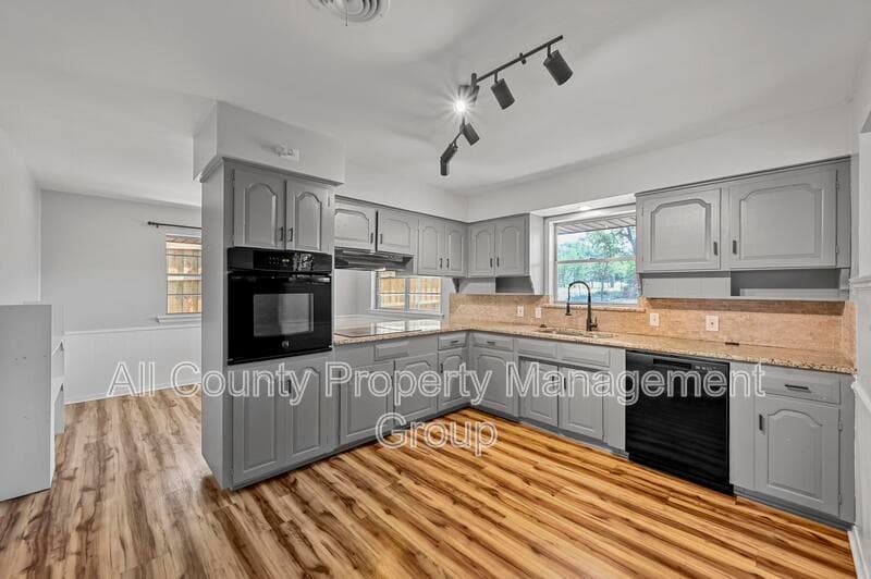 Hurst House: 1444 Cimarron Trail