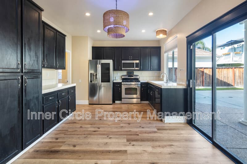 Brentwood House: 342 Chaucer Drive
