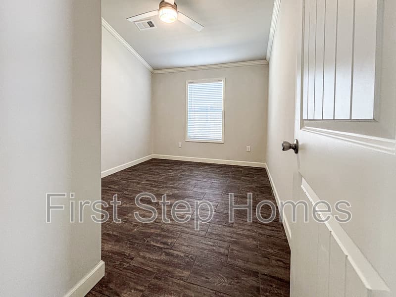 Tyler House: 121 Tres Cruces St