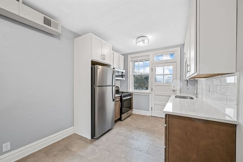 Richmond Heights Condo: 1240-72 Hawthorne Pl