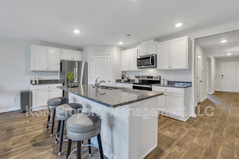 Bloomingdale House: 224 Skylark Rd