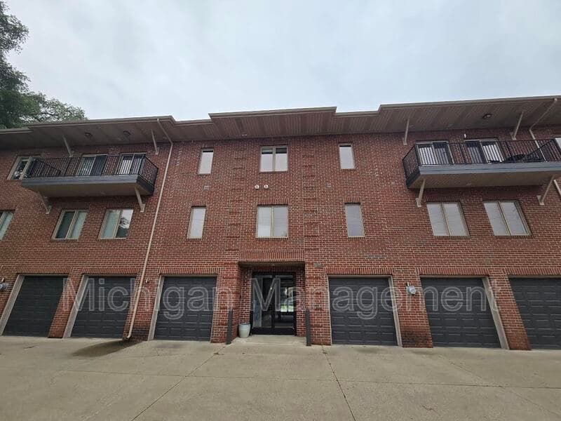 Birmingham Condo: 2727 E Maple Rd