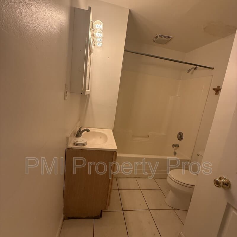 Milwaukee Condo: 2016 W Clybourn St