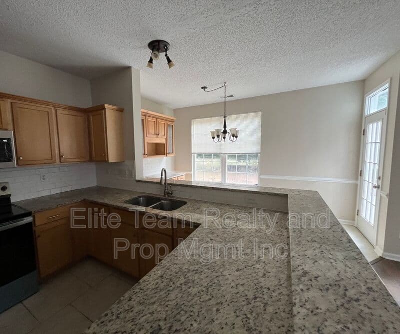 Charlotte House: 14011 Millers Creek Lane