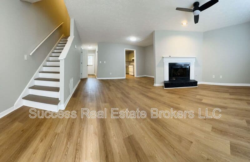 Kennesaw House: 1016 Kennesborough Rd NW